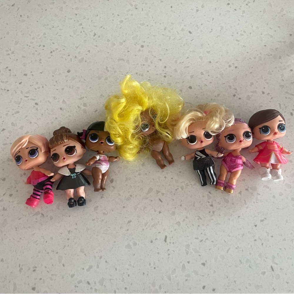 L.O.L. Surprise! Fashionable Doll Set with Yellow and Pink Highlights Set of 7